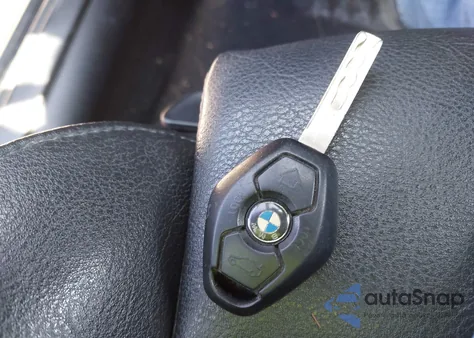 2003 BMW 325Xi z USA, uszkodzony, nr VIN WBAEU33403PM58205